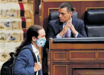  ?? J. J. GUILLÉN / EFE ?? Pablo Iglesias pasa por delante de Pedro Sánchez, en el Congreso de los Diputados.