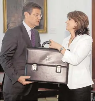  ??  ?? Rafael Catalá y Dolores Delgado, los encargados de la negociació­nEFE