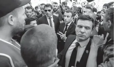  ??  ?? MACRON. Hablando con un grupo de trabajador­es ferroviari­os en huelga.