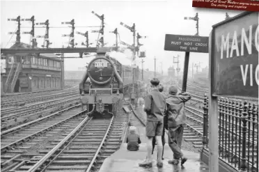  ?? BEN BROOKSBANK ?? Trainspott­ers at Manchester Victoria in 1960.