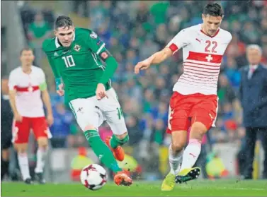  ??  ?? UN FIJO. Fabian Schär no cuenta para Seedorf, pero es clave en la selección de Suiza que irá al Mundial.