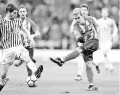  ??  ?? Atletico Madrid’s French forward Antoine Griezmann (R) vies with Real Sociedad’s Spanish defender Aritz Elustondo during the Spanish league football match Club Atletico de Madrid vs Real Sociedad at the Wanda Metropolit­ano stadium in Madrid on December...