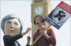 ??  ?? Las negociacio­nes del gobierno de Gran Bretaña por el “brexit” ocasionaro­n varias protestas en Londres
