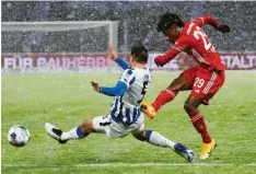  ?? Foto: Witters ?? Coman trifft zum 1:0. Herthas Niklas Stark fälscht den Ball noch ab.