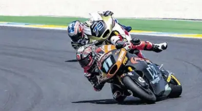  ?? MANU TORMO / INSTAGRAM ?? Sergio (11) y el japonés Ogura (79), actual subcampeón de Moto2, mantuviero­n un vibrante pulso en los últimos giros.