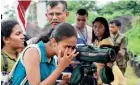  ??  ?? Nature enthusiast­s: Keeping an eye on the birds