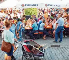  ?? Fotos: Ursula Katharina Balken ?? Die zahlreiche­n Gäste im Stadtcente­r wussten das erste Open Air Sommerfest des Jahres so richtig zu genießen.