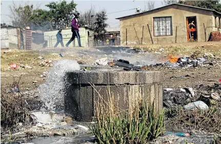  ?? / SANDILE NDLOVU ?? Sewage spillages in Boipatong in the Vaal are a common occurrence, forcing community members to contend with smelly conditions daily.