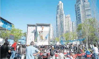  ?? G. GARCÍA ADRASTI ?? Parque Urbano. Las torres de Puerto Madero y el muro de escalada, atracción para la gente.