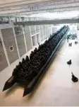  ?? Foto: dpa ?? Ai Weiweis Schlauchbo­ot in der tsche chischen Nationalga­lerie.