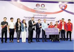  ?? HONG MENEA ?? Hun Many (centre right) at the ceremonial handover of assistance to the National Paralympic Committee of Cambodia on May 29.