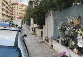  ?? (Photo Ch. P.) ?? Avenue Véran, à l’endroit où la victime s’est effondrée, des bougies et des fleurs ont été déposées en mémoire de « Djoko ».