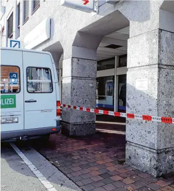  ?? Foto: Hermann Schmid ?? Das Umfeld der Bankfilial­e in der Bürgermeis­ter Wohlfarth Straße war gestern Vormittag noch abgesperrt.