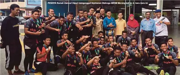  ??  ?? PESERTA Rumah Zamrud (hijau) mengunggul­i Kejohanan Olahraga MRSM Mersing kali ke-6, baru-baru ini.