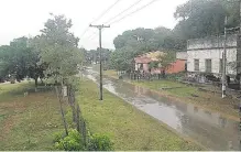  ??  ?? Las ligeras lluvias registrada­s en los últimos días solo sirvieron para regar las calles y campos pastoriles.