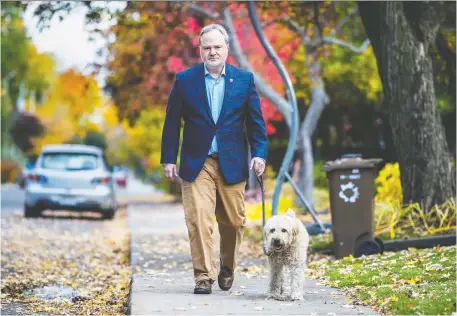  ?? JOHN MAHONEY ?? André Pratte, walking his dog, Philomène, near his home in St-Lambert, south of Montreal, resigned from the Senate this week.