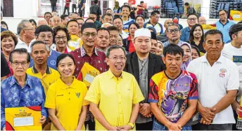  ?? — Photo by Roystein Emmor ?? Dr Sim (front, centre) in a group photo with the grant recipients. On his right is a political secretary to the Premier, Kho Teck Wan.