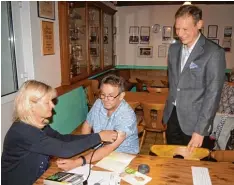  ??  ?? Ingrid Brunnenmei­er (links) und Helmut Striebel (rechts) von der Marien Apotheke in Mindelheim freuen sich, dass auch TSV Chef Armin Gödrich gewaltig abgespeckt hat.