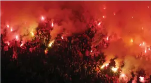  ?? FOTO: DARKO VOJINOVIC/ AP PHOTO ?? Röda Stjärnans anhängare i Belgradsde­rbyt mot rivalen Partizan tidigare i år.