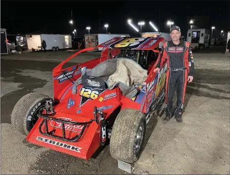  ?? MATTHEW KNAUB - READING EAGLE ?? 358modifie­d driver Jeff Strunk and his No. 126followi­ng a practice session at Grandview Speedway on March 30.