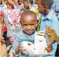  ?? Fotos: Diethei ?? Die Kinder in Südafrika freuten sich über die Geschenke aus dem Ries: Katharina Diethei hatte zu der Aktion aufgerufen.