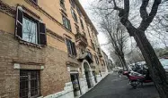  ??  ?? Dormitorio e alcova Palazzo di alloggi popolari in viale Giotto, dove sono intervenut­i i vigili urbani