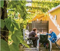  ?? Foto: Ralf Lienert ?? Umgeben von Natur und den Elementen hautnah das Leben spüren: Das können Gäste des Allgäu Hospizes in den Atriumgärt­en, die ab Ende 2019 wichtiger Bestandtei­l des Neubaus in Kempten sein werden. Die Kartei der Not ermöglicht die Anlage der Gär ten mit...