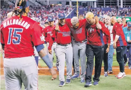  ?? ?? El pitcher puertorriq­ueño Edwin Díaz (39) recibe auxilio del coach Ricky Bones y el personal médico tras lesionarse en un juego contra la República Dominicana, el miércoles 15 de marzo de 2023, en Miami.