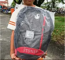  ??  ?? Questionab­le motif: The bag that was handed out to a few students at a ceramah in Bestari Jaya, Kuala Selangor.