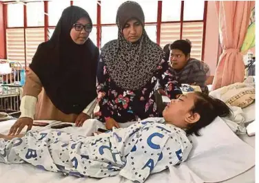  ??  ?? NUR Zulaika Khumaira ditemani Rohidayu (kanan) di wad Hospital Sultanah Nur Zahirah.