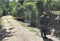  ??  ?? Rastreo. La Policía realizó un operativo de rastreo de los homicidas en la zona, pero sin resultados.