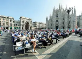  ??  ?? A Milano La manifestaz­ione unitaria dei sindacati, ieri, in piazza del Duomo