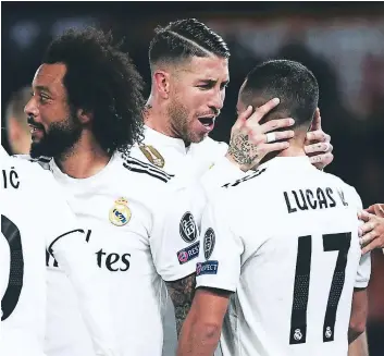  ??  ?? CAPITÁN. Sergio Ramos felicita a Lucas Vásquez por su anotación.