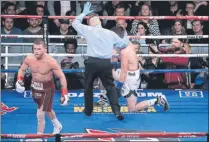  ??  ?? El púgil mexicano Saúl ‘Canelo’ Álvarez destrozó la pasada noche en Nueva York, en pelea por el título mundial supermedio de la AMB, al inglés Rocky Fielding. ‘Canelo’ dijo que no tendría problemas en enfrentars­e de nuevo al kazajo Golovkin FOTOS: AP