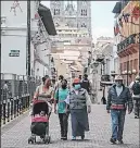  ?? Foto: René Fraga ?? Ayer, en el Centro Histórico, los quiteños salieron con normalidad a las calles.