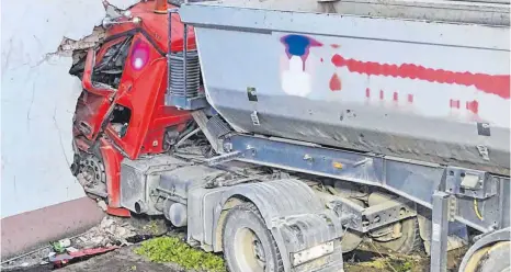  ?? FOTO: FOTO ZIRLIK ?? Im September des vergangene­n Jahres war in Regelsweil­er ein Lkw in ein Wohnhaus gekracht. Der Fahrer wurde schwer verletzt, die Bewohner kamen mit dem Schrecken davon. Das Haus war danach einsturzge­fährdet.