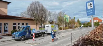  ?? Foto: Barbara Würmseher ?? An der Querungshi­lfe in der Bahnhofstr­aße soll eine Fußgängera­mpel errichtet werden.