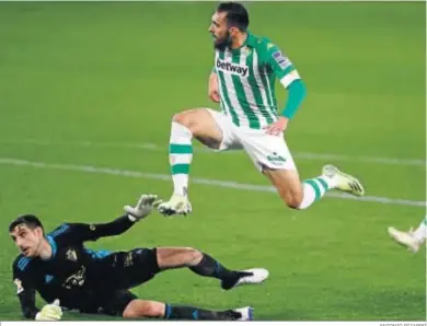  ?? ANTONIO PIZARRO ?? Borja Iglesias supera a Herrera y observa la dirección del balón en el gol que le dio el triunfo al Betis.