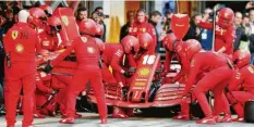  ?? Foto: Joan Monfort, dpa ?? Hat die Scuderia Ferrari beim Antriebsst­rang getrickst? Die Konkurrent­en wittern Betrug und protestier­en.