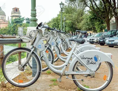  ??  ?? Bike Sharing a 1 cent Anche per questa domenica senz’auto il servizio di bici in affitto costerà simbolicam­ente un solo centesimo