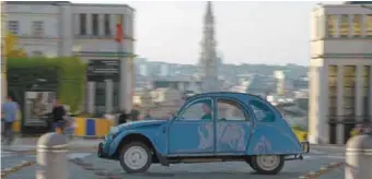  ?? AXIA FILMS ?? Les documentar­istes ont suivi à la trace la juge, même lors de ses virées dans la capitale belge au volant de sa vieille Citroën 2CV.