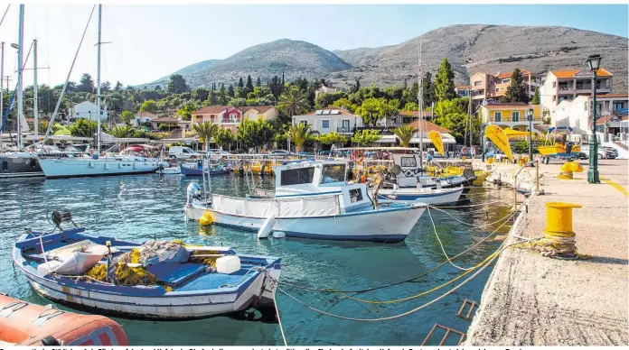  ??  ?? Das romantisch­e Städtchen Agia Efimia auf der Insel Kefalonia: Die Ansiedlung war einst ein traditione­lles Fischerdor­f mit dem Hafen als Zentrum, heute leben viele vom Tourismus