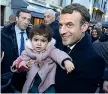  ??  ?? Tra la folla Emmanuel Macron, 40 anni