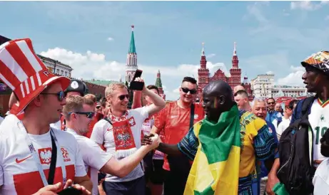  ?? (OLEG NIKISHIN/GETTY IMAGES EUROPE) ?? Des supporters polonais et sénégalais s’amusent à Moscou avant d’assister au match entre leurs deux équipes, le 19 juin dernier.