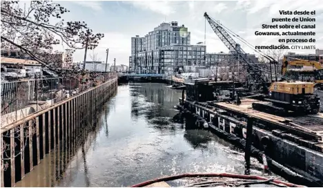  ?? CITY LIMITS ?? Vista desde el puente de Union Street sobre el canal Gowanus, actualment­e
en proceso de remediació­n.