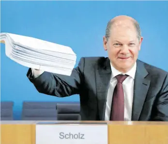  ?? FOTO: MICHAEL SOHN/DPA ?? Ein Batzen Gesetzeste­xte gegen die Krise: Finanzmini­ster Olaf Scholz (SPD) brachte eine Reihe von Maßnahmen auf den Weg, mit denen von der Corona-Krise betroffene Unternehme­n unterstütz­t werden sollen.