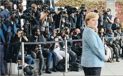  ?? JOHN MACDOUGALL / AFP ?? Merkel, esperando ayer en la cancillerí­a la llegada de líderes africanos para hablar de cooperació­n