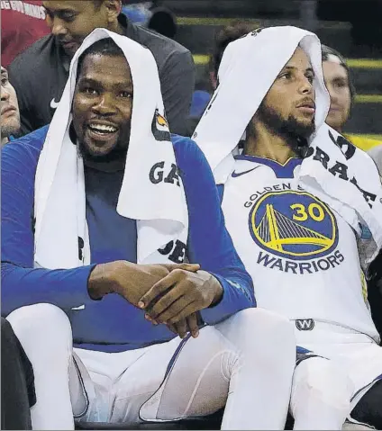  ?? FOTO: AP ?? Kevin Durant y Stephen Curry, las dos grandes estrellas de Golden State Warriors, en un encuentro de pretempora­da