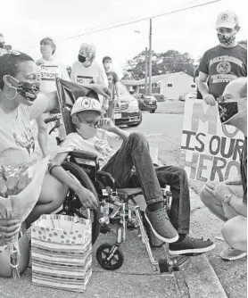  ?? PAUL W. GILLESPIE/BALTIMORE SUN MEDIA GROUP ?? Mo Gaba, and his mother, Sonsy Gaba, left, greet well wishers coming by Thursday.