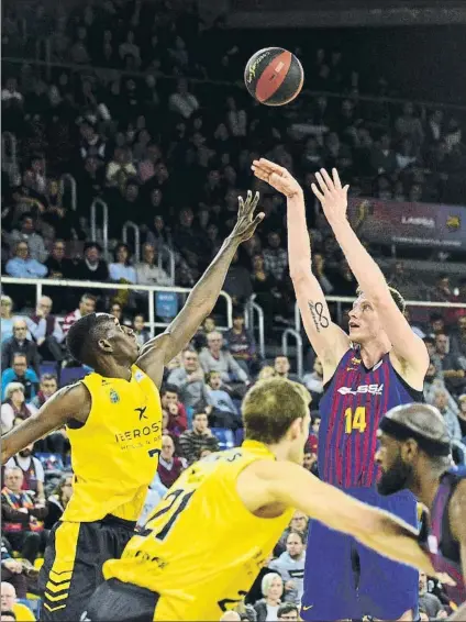  ?? FOTO: MANEL MONTILLA ?? Lanzamient­o de Pustovyi, que volvió a la alineación en Liga. El Barça dominó al Iberostar sobre todo en el juego interior